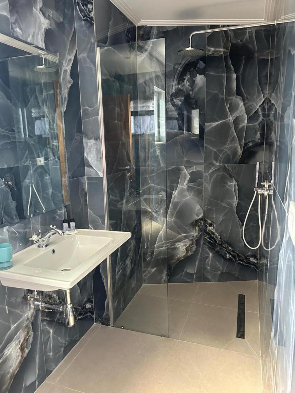 Hotel Borshi Bagian luar foto